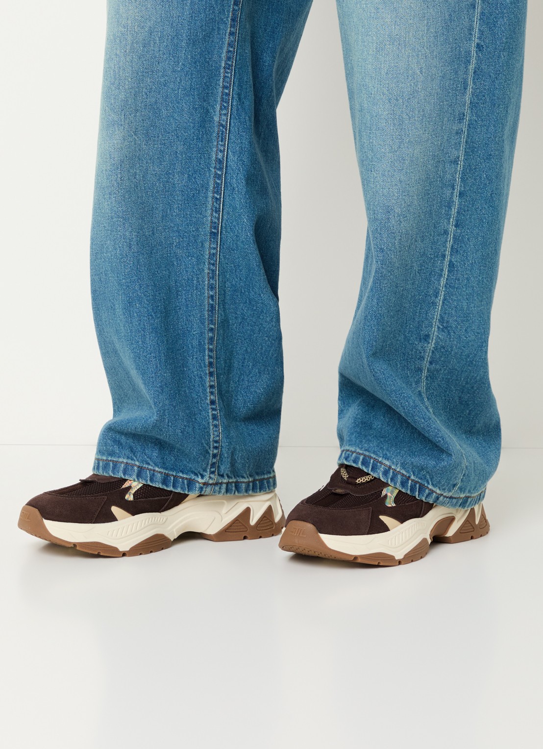 Steve Madden Ample sneaker met suède details - voorkant 6 donkerbruin