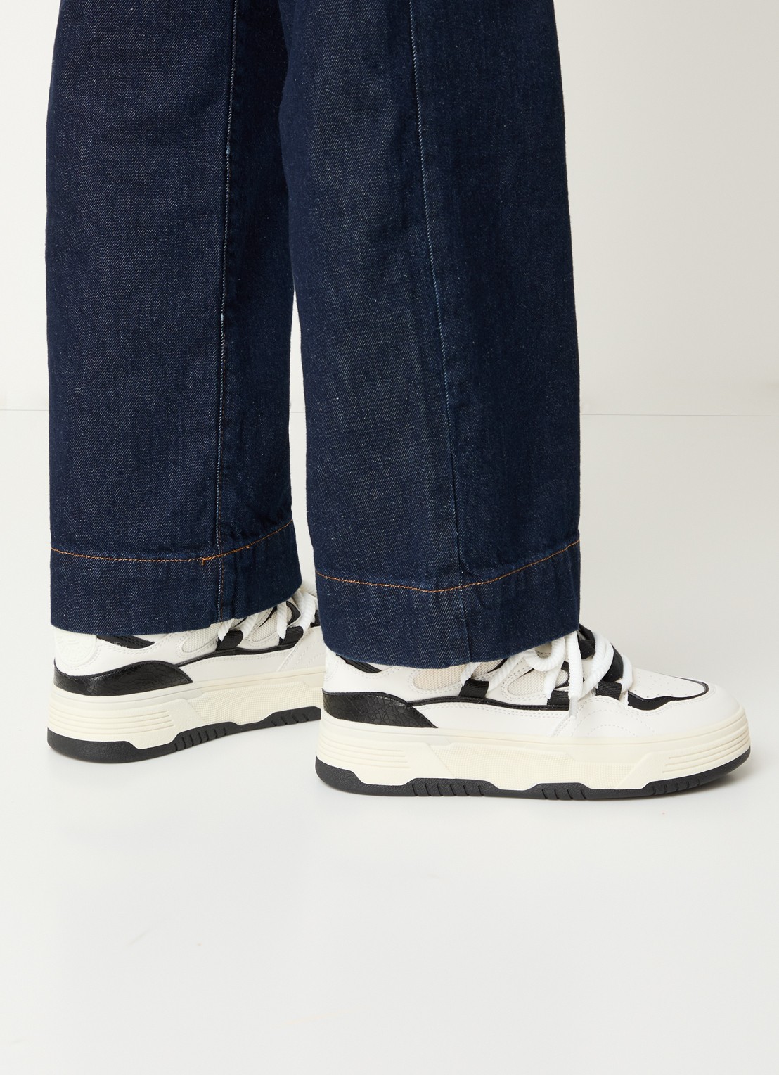 Steve Madden Boomer sneaker met logo - voorkant 2 gebroken wit