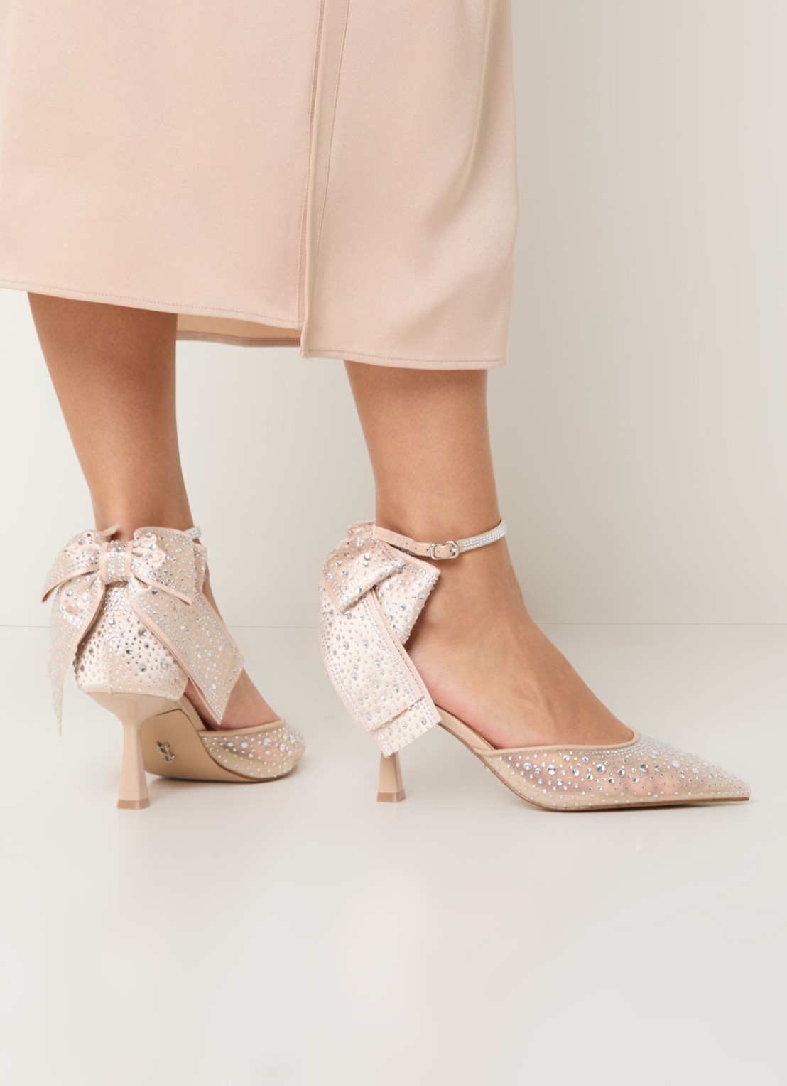 Steve Madden Fiorela-mr pump met strass en strikdetail - voorkant 2 beige