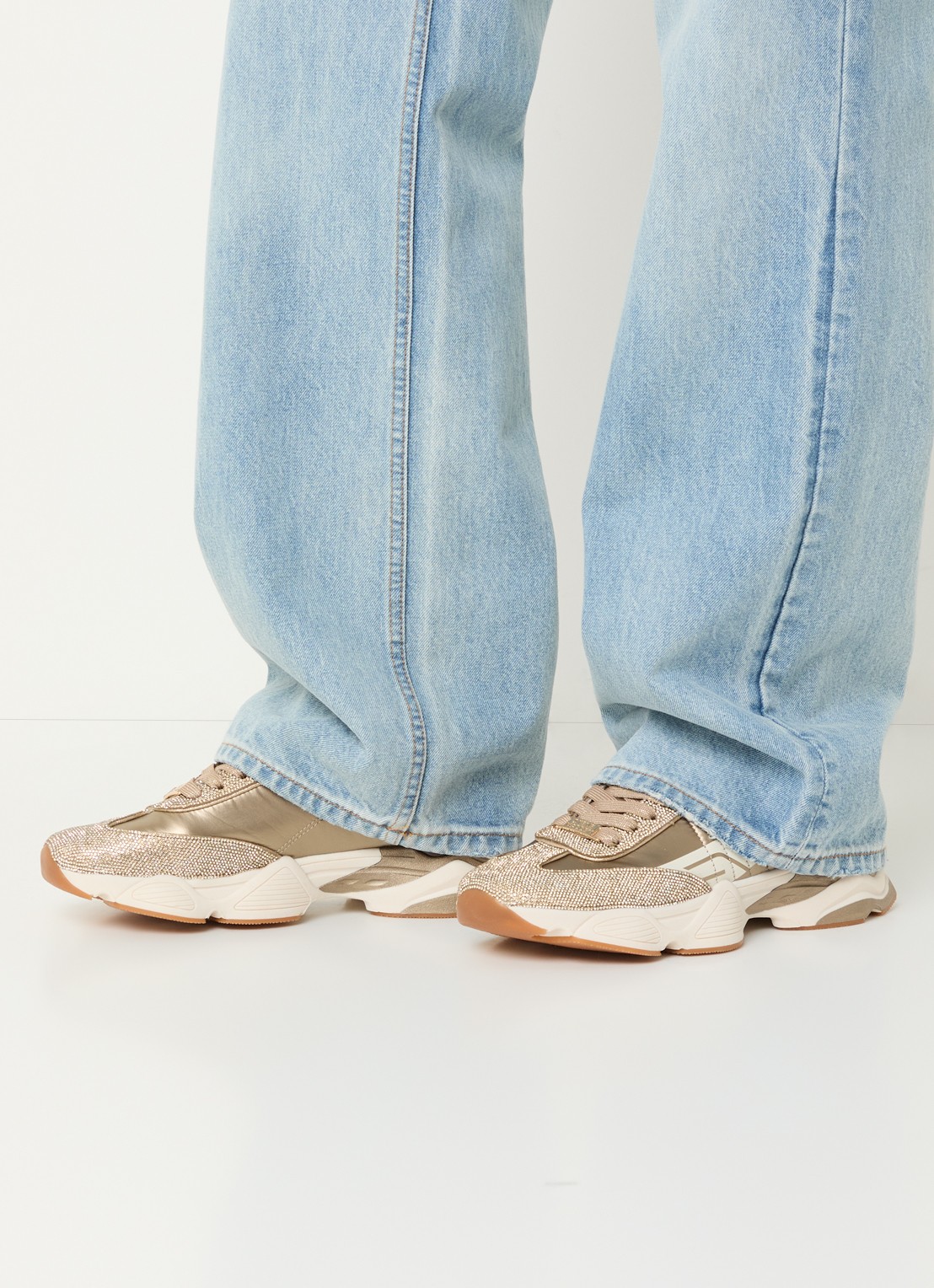 Steve Madden Setback-R sneaker met strass - voorkant 5 goud