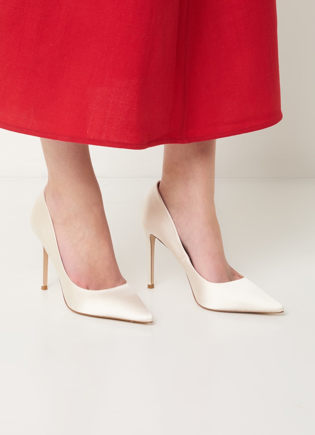 Steve Madden Thrive pump van satijn - voorkant 2 ivoor