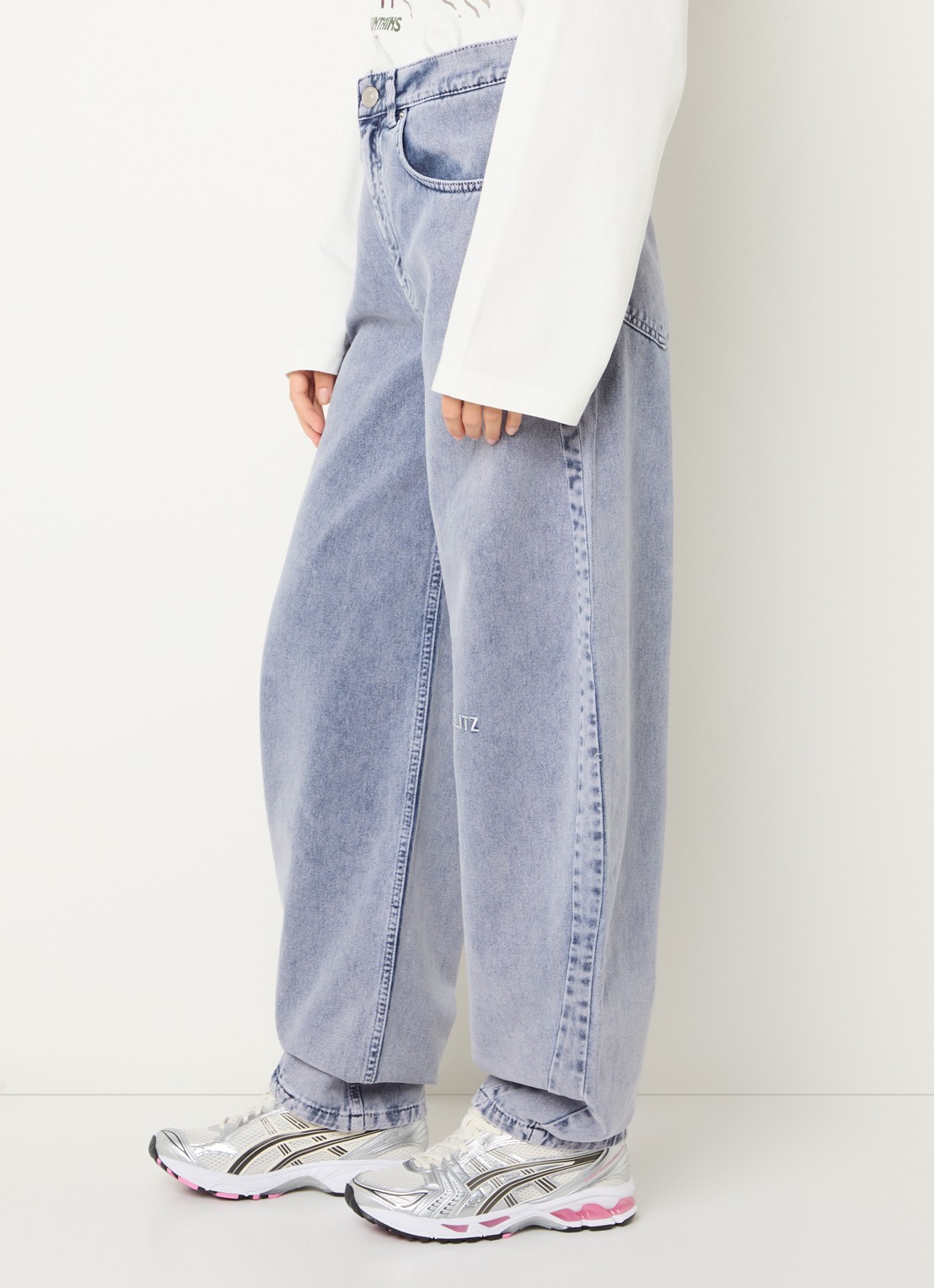Stieglitz Benito mid waist balloon jeans met gekleurde wassing en backprint  - detail 2 blauw