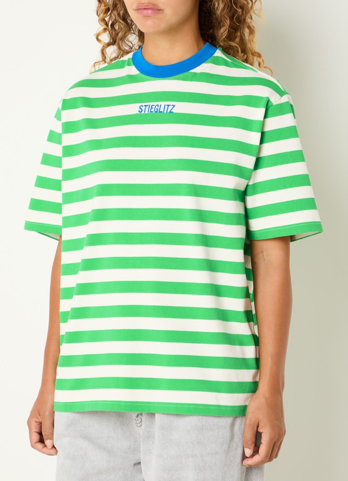 Stieglitz Caira T-shirt met streepprint en logoborduring - detail groen