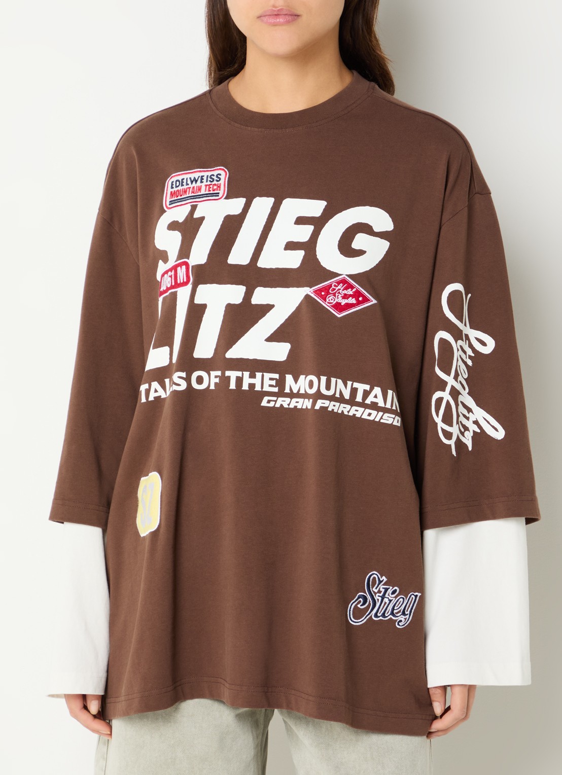 Stieglitz Daria long sleeve met logoprint - detail hazelnootbruin