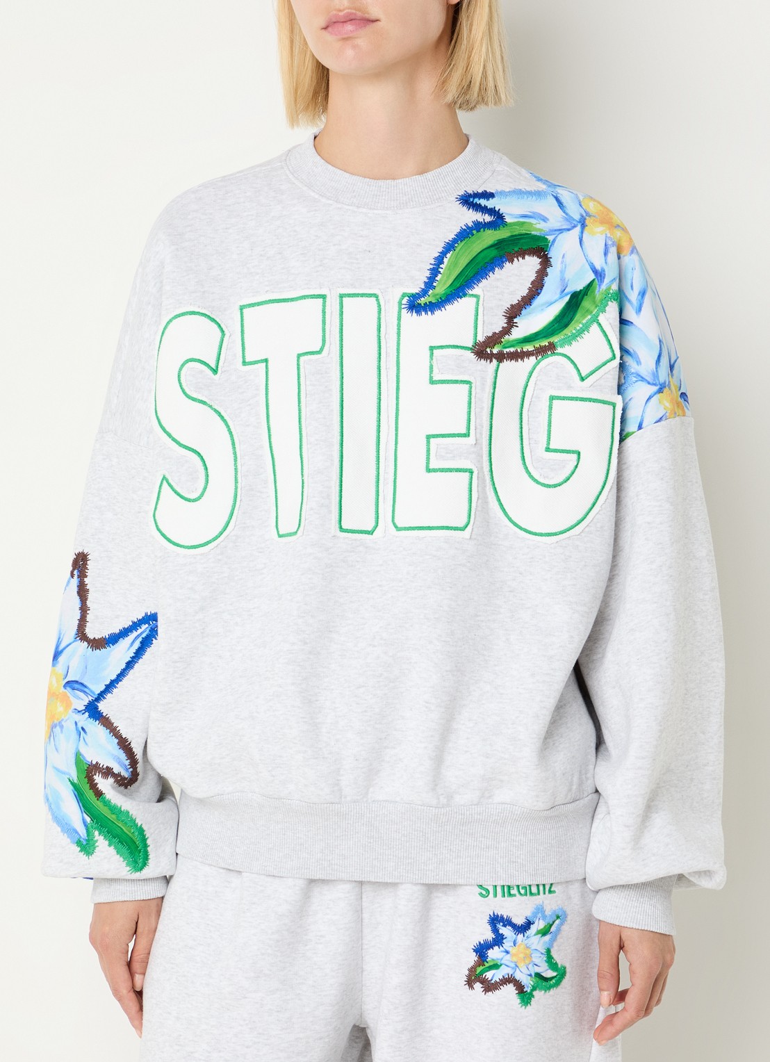 Stieglitz Eliza oversized sweater met logo - detail grijs