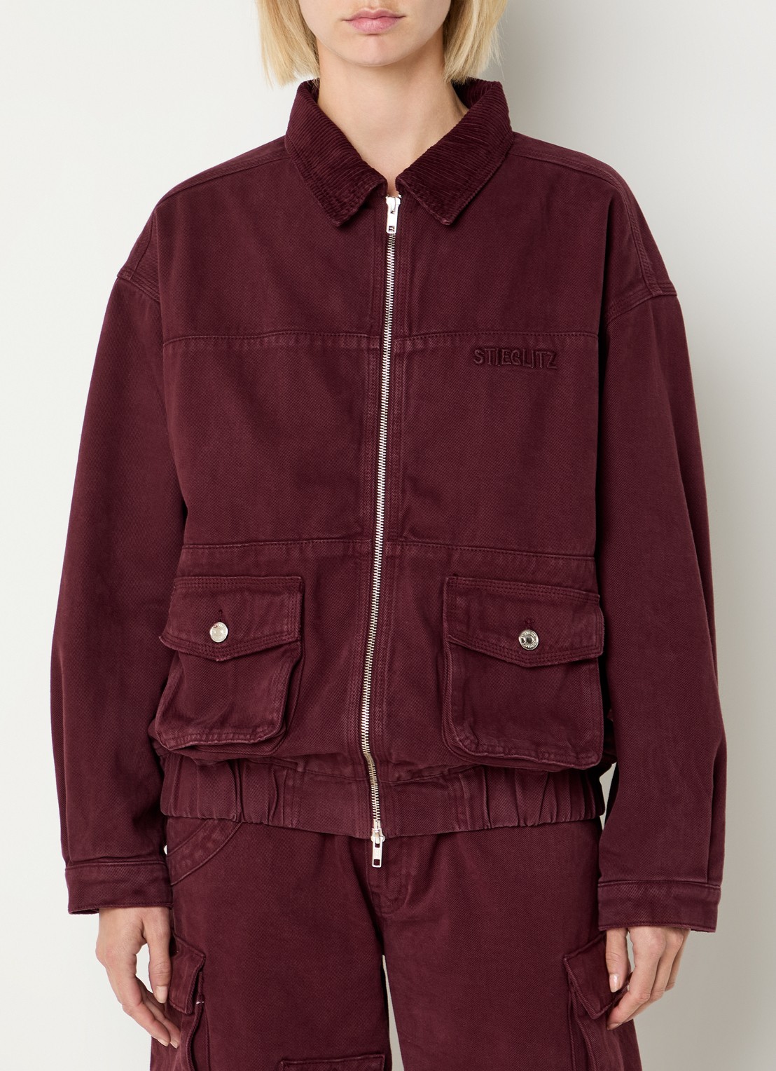 Stieglitz Gianna jack van denim met klepazakken - achterkant bordeauxrood