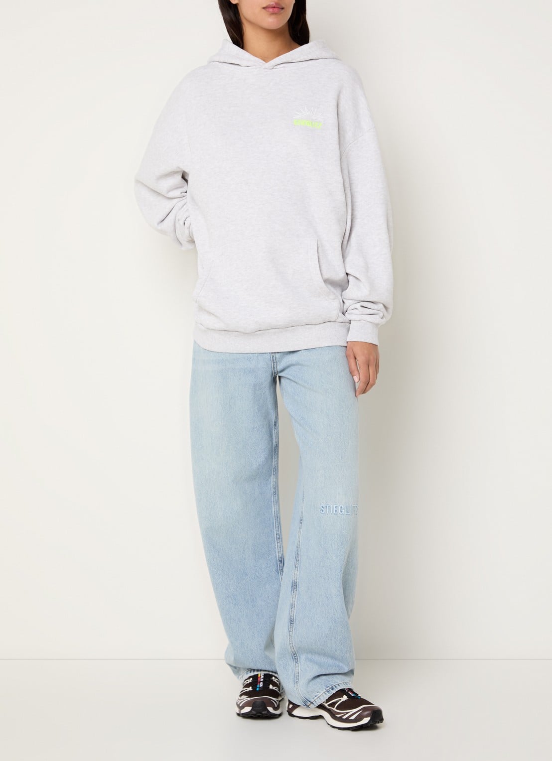 Stieglitz Guga hoodie met front- en backprint - voorkant 2 lichtgrijs