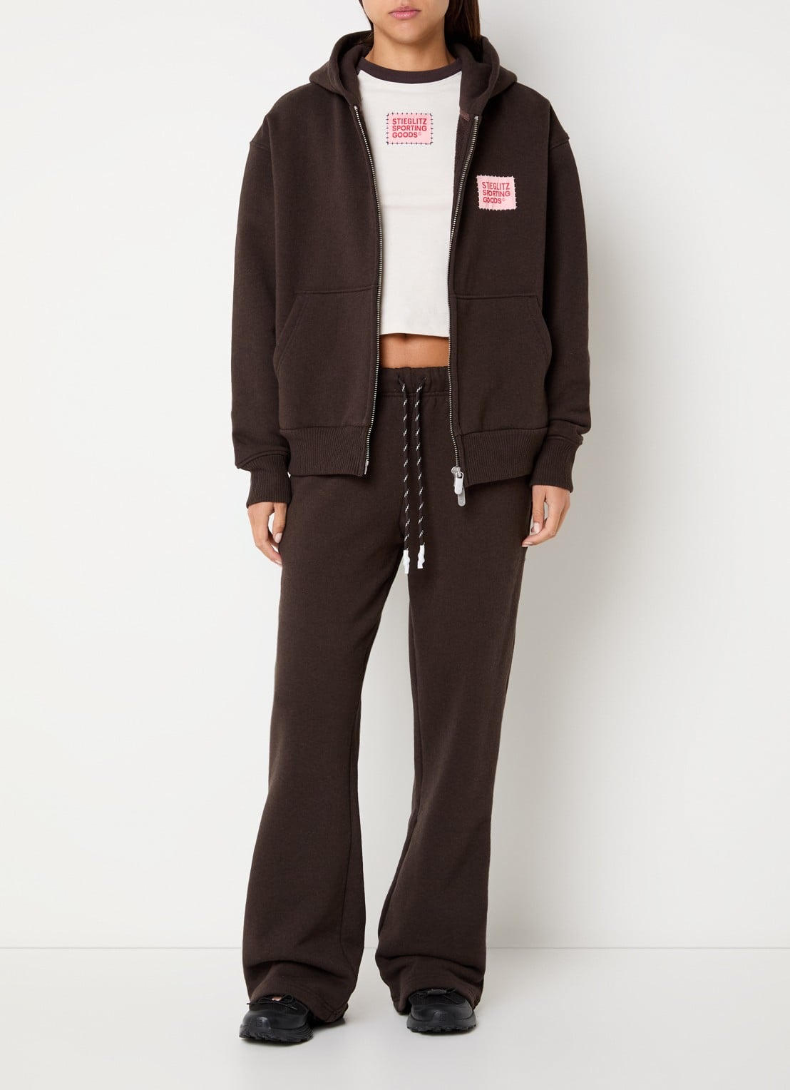 Stieglitz Lola high waist straight fit joggingsbroek met steekzakken - voorkant 4 donkerbruin