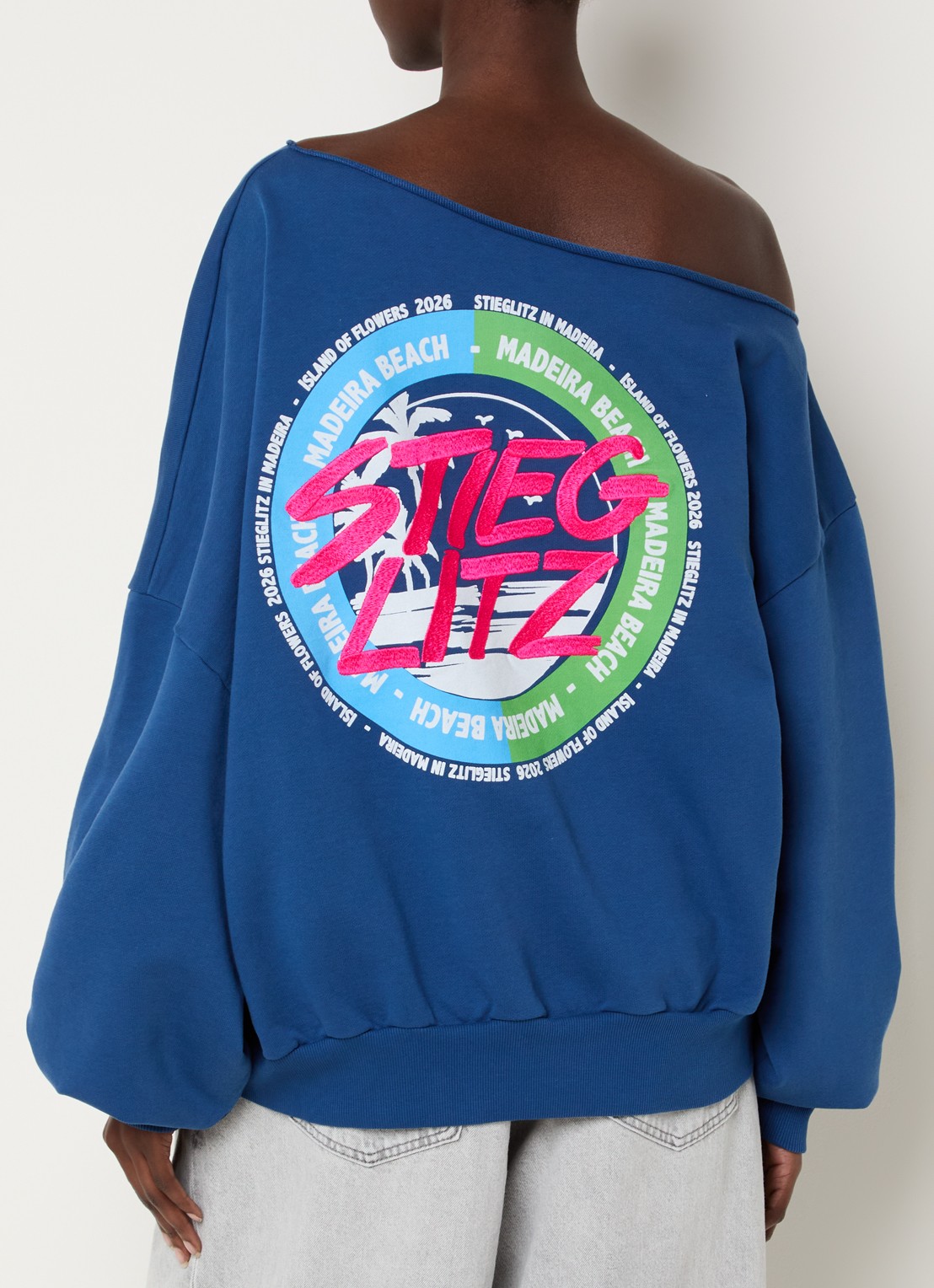 Stieglitz Maik off shoulder oversized sweater met logo- en backprint - detail 3 blauw