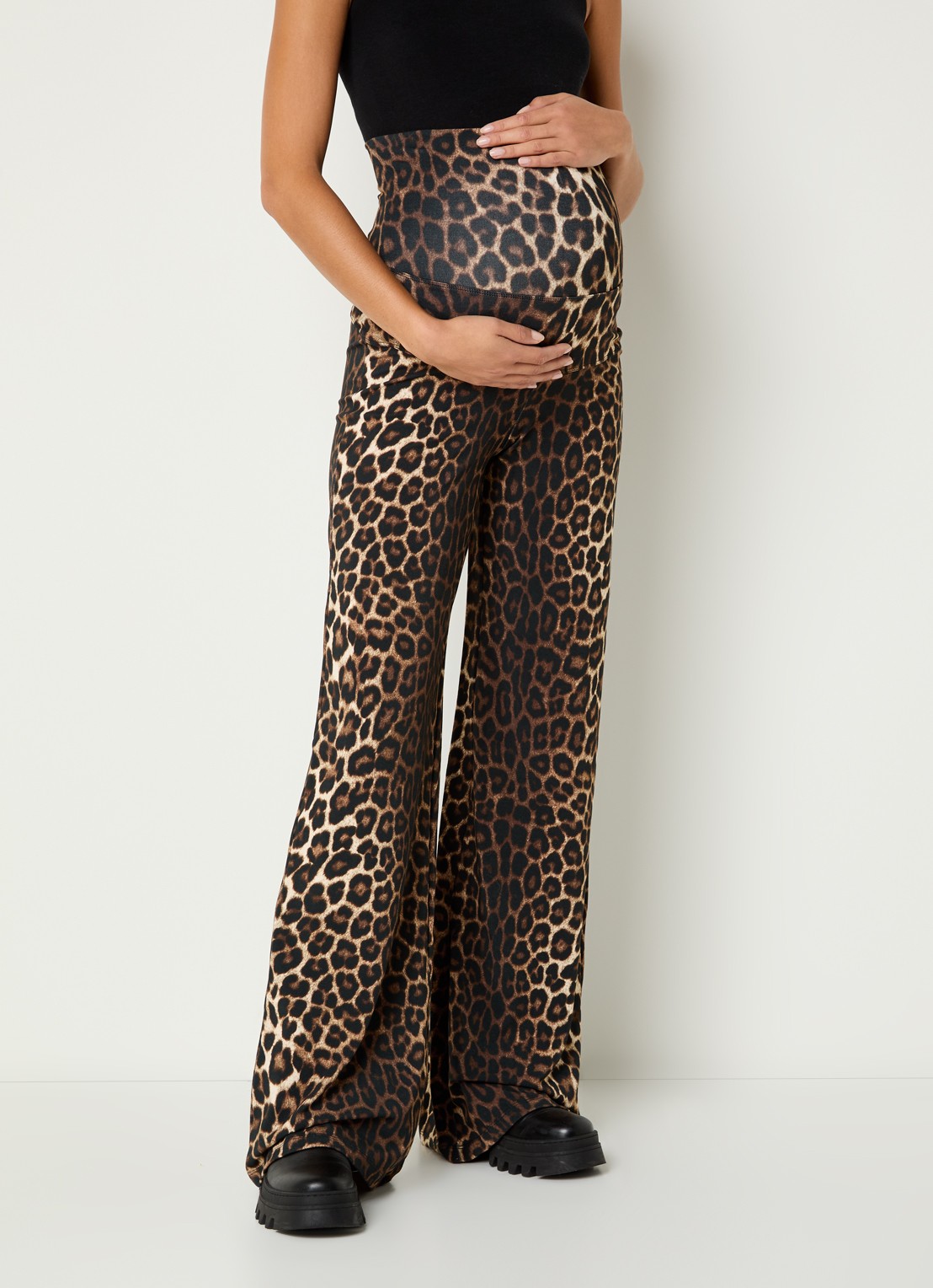 Stieglitz Sabrina high waist flared fit zwangerschapsbroek met panterprint - detail bruin