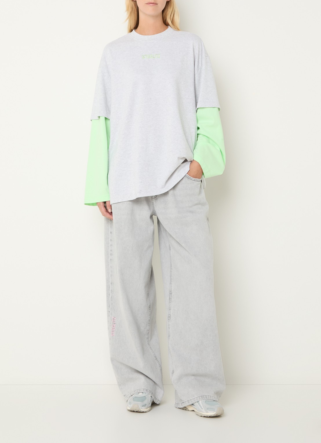 Stieglitz Stan longsleeve met logo - voorkant 2 neongroen