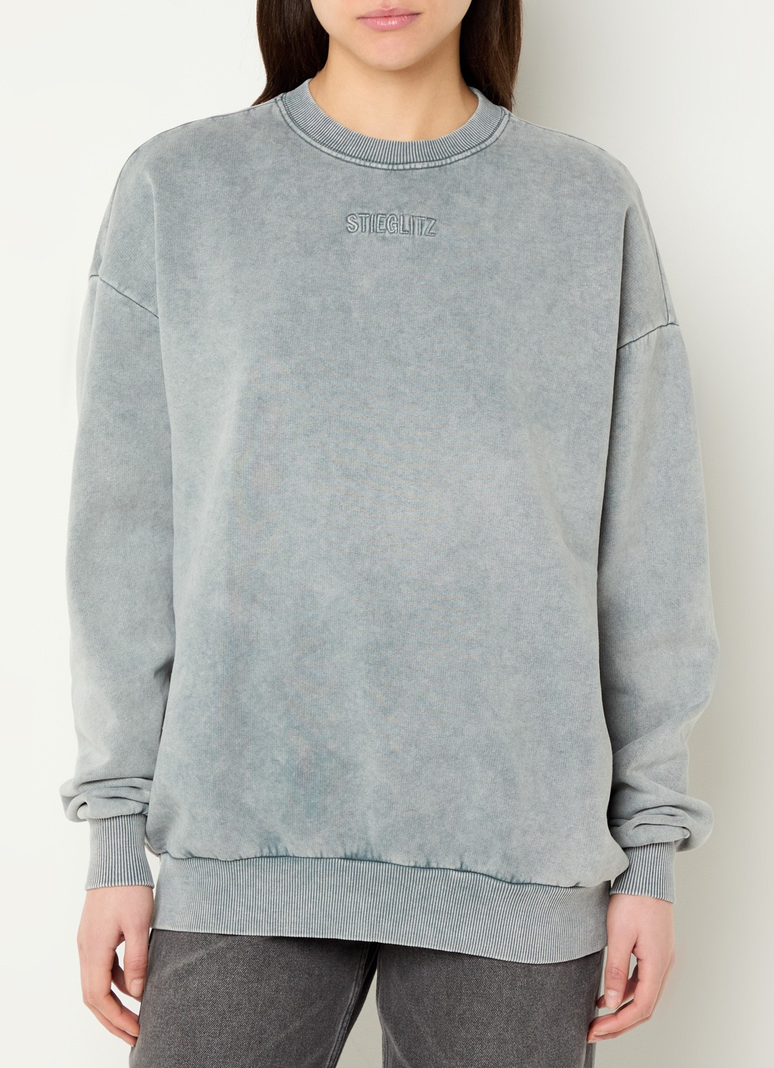 Stieglitz Sweater met logoborduring - detail 4 lichtgrijs