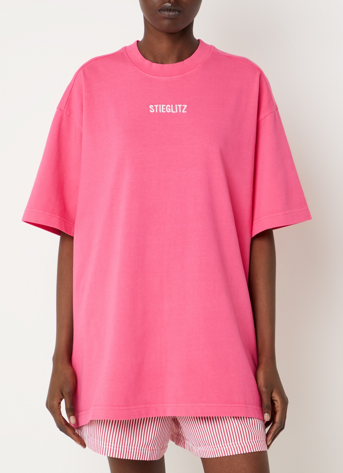 Stieglitz Worn-out oversized T-shirt met logoborduring - detail 2 donkerroze