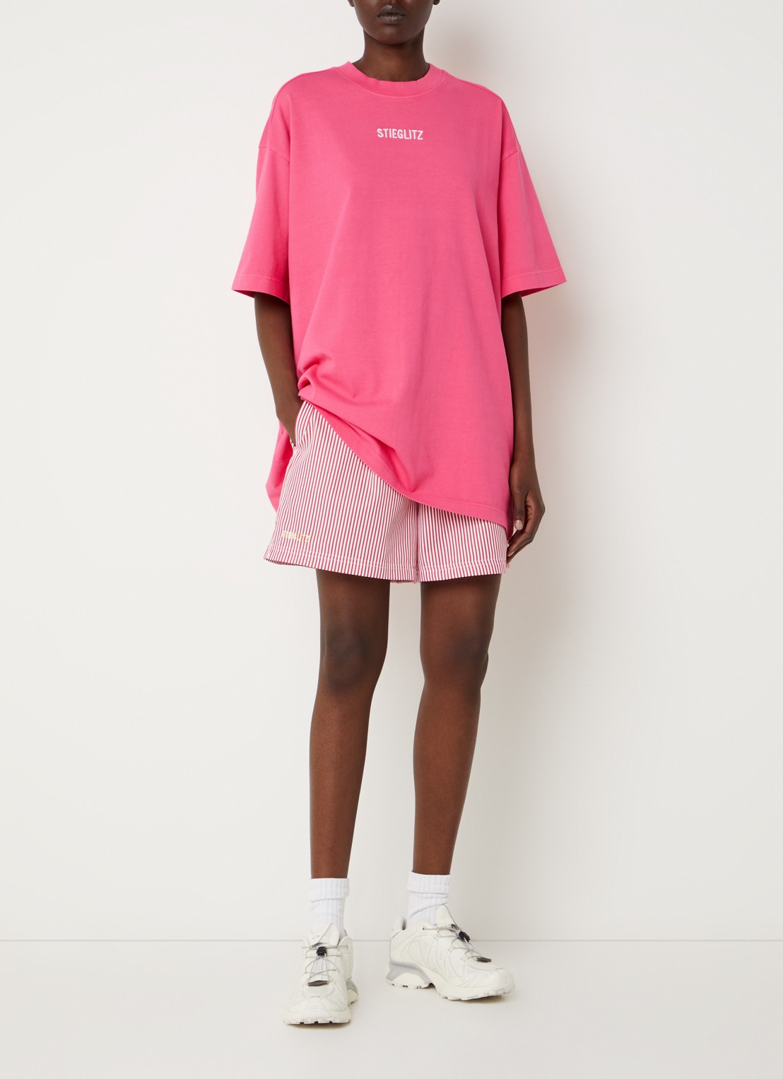 Stieglitz Worn-out oversized T-shirt met logoborduring - voorkant 4 donkerroze