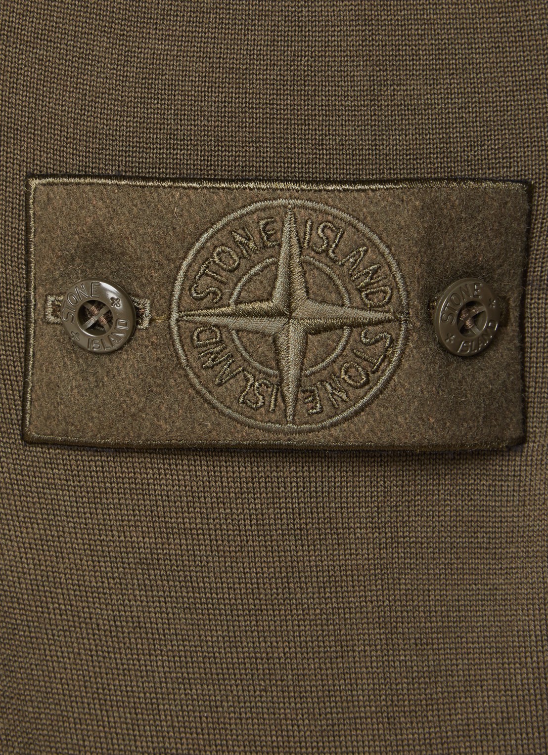 Stone Island 00074 fijngebreide pullover van scheerwol met logo - detail 4 legergroen