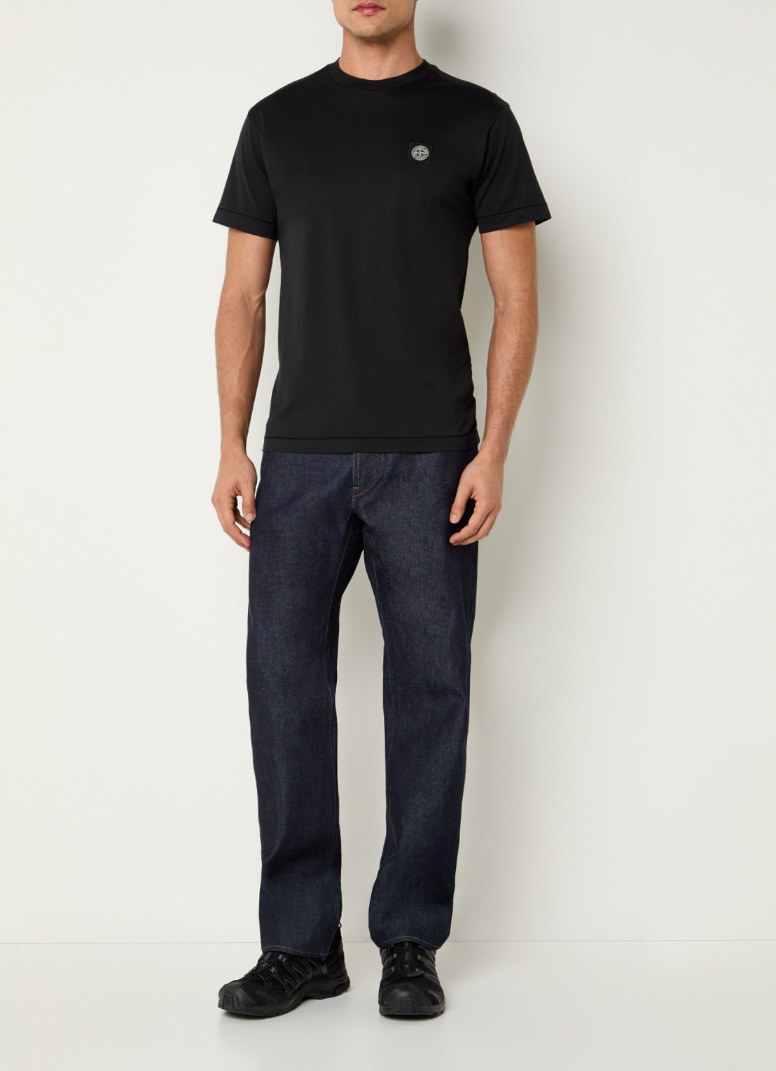 Stone Island 11002 T-shirt met logo - voorkant 2 zwart