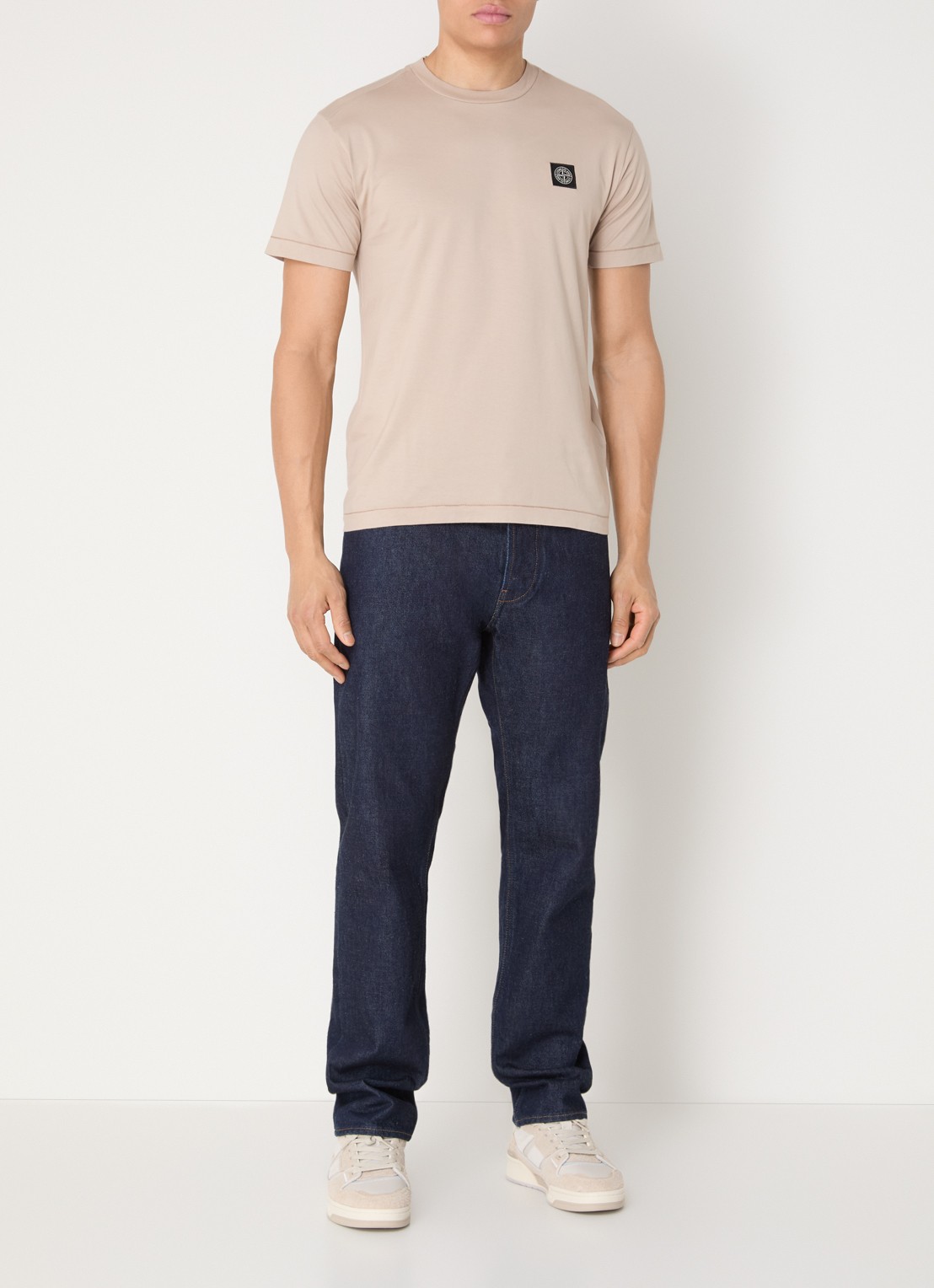 Stone Island 11002 T-shirt met logo - voorkant 3 donkerbeige