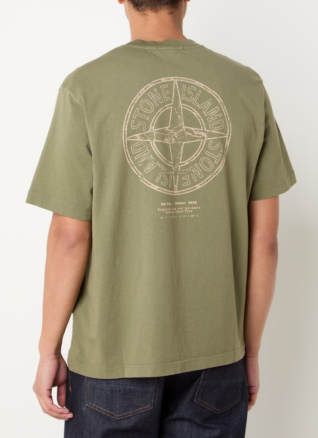 Stone Island 12002 T-shirt met logo- en backprint - achterkant 5 olijfgroen