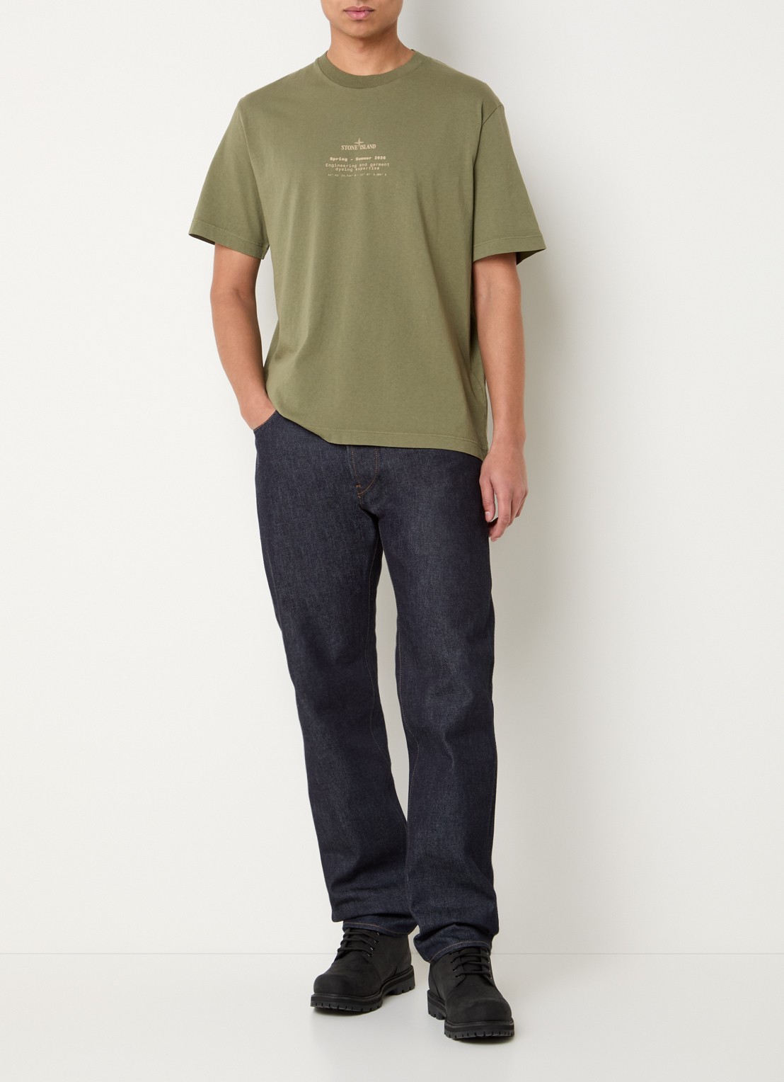 Stone Island 12002 T-shirt met logo- en backprint - voorkant 2 olijfgroen