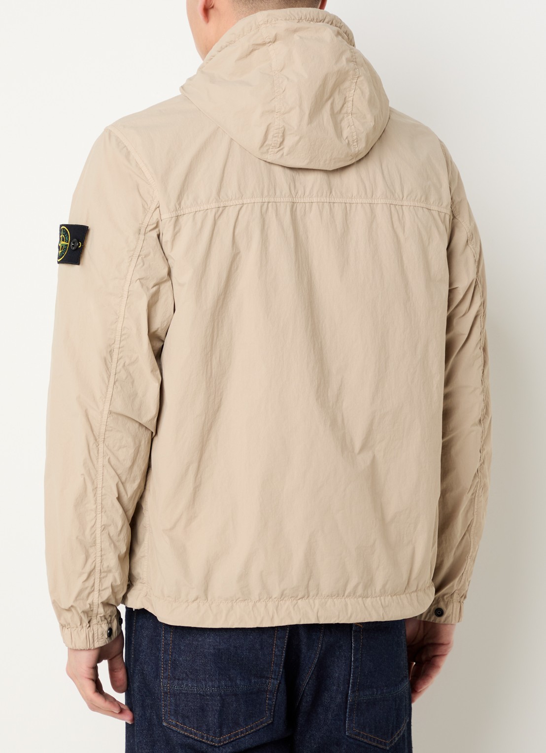 Stone Island 12572 regenjack met capuchon en klepzakken - achterkant 4 beige