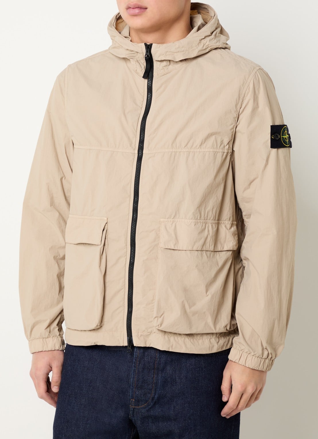 Stone Island 12572 regenjack met capuchon en klepzakken - detail beige