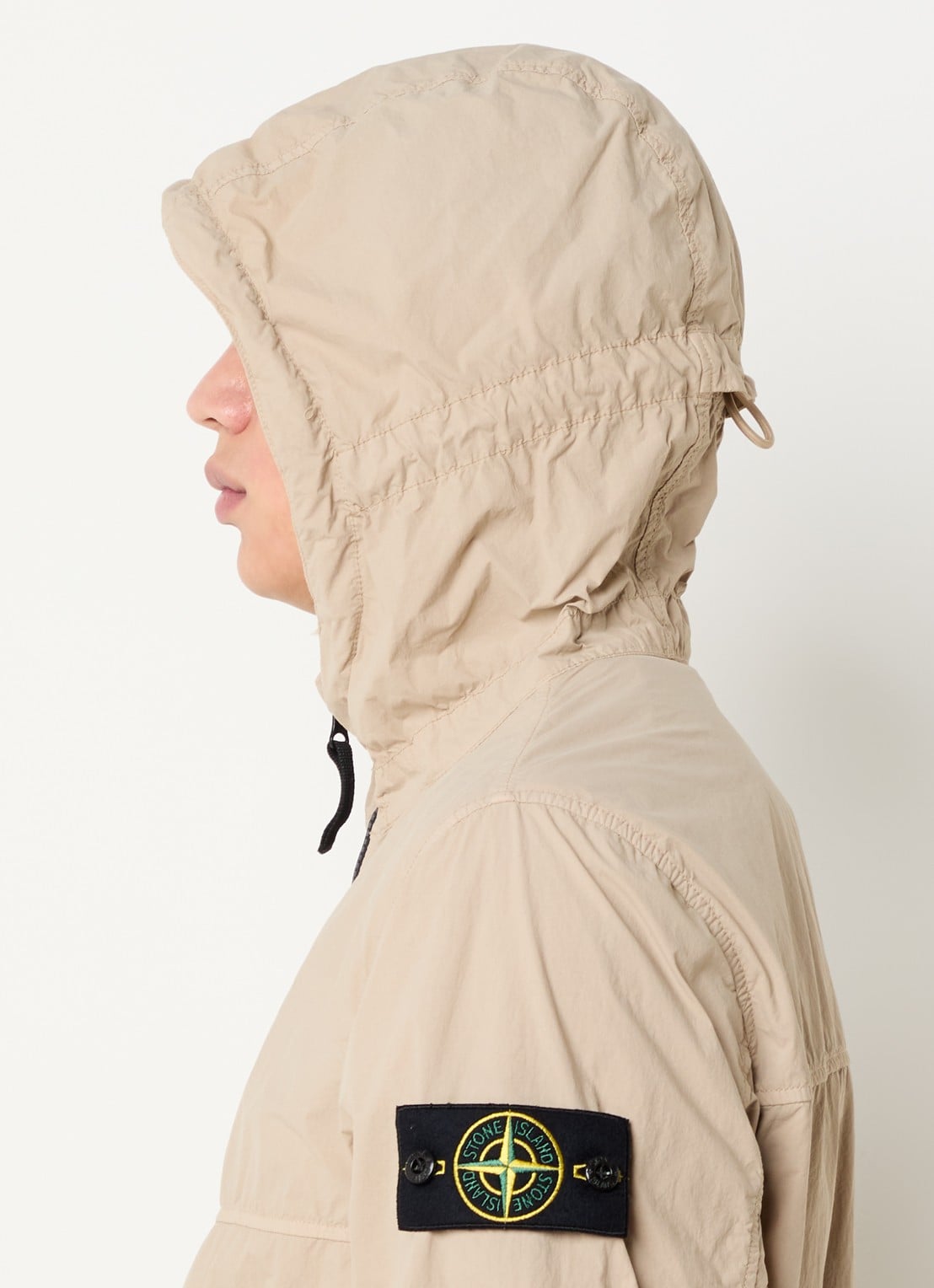 Stone Island 12572 regenjack met capuchon en klepzakken - detail 2 beige