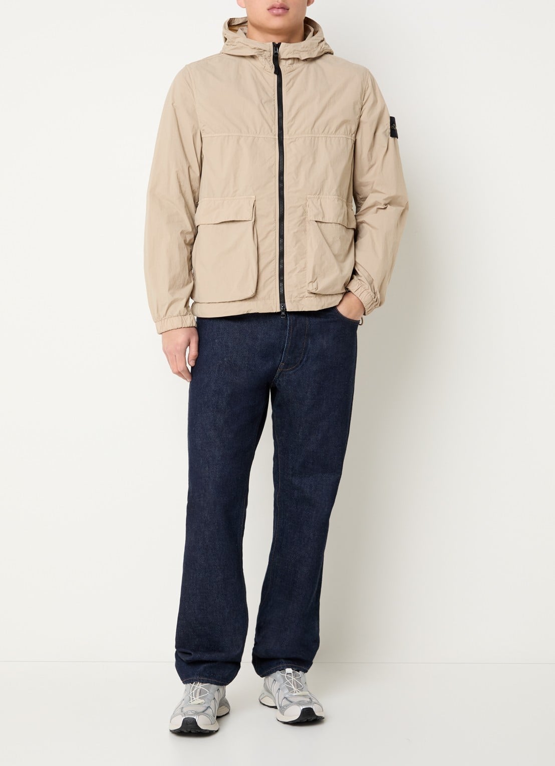 Stone Island 12572 regenjack met capuchon en klepzakken - voorkant 6 beige