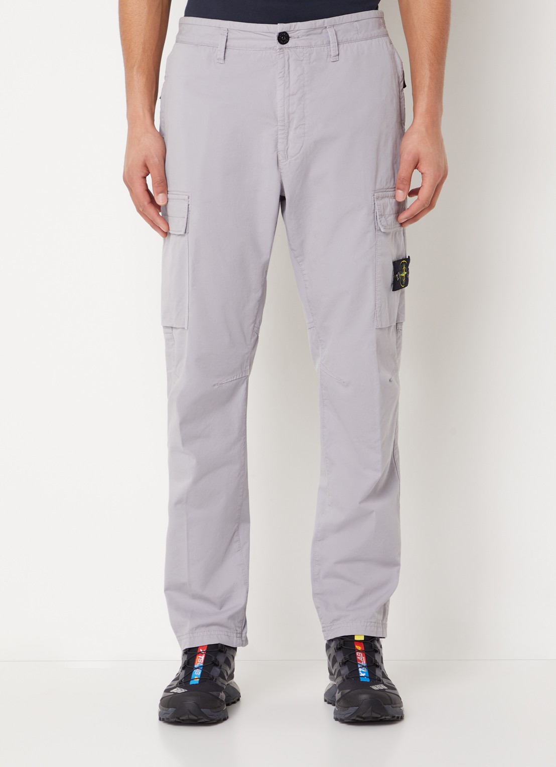 Stone Island 30410 tapered fit cargobroek met logo  - detail lichtgrijs