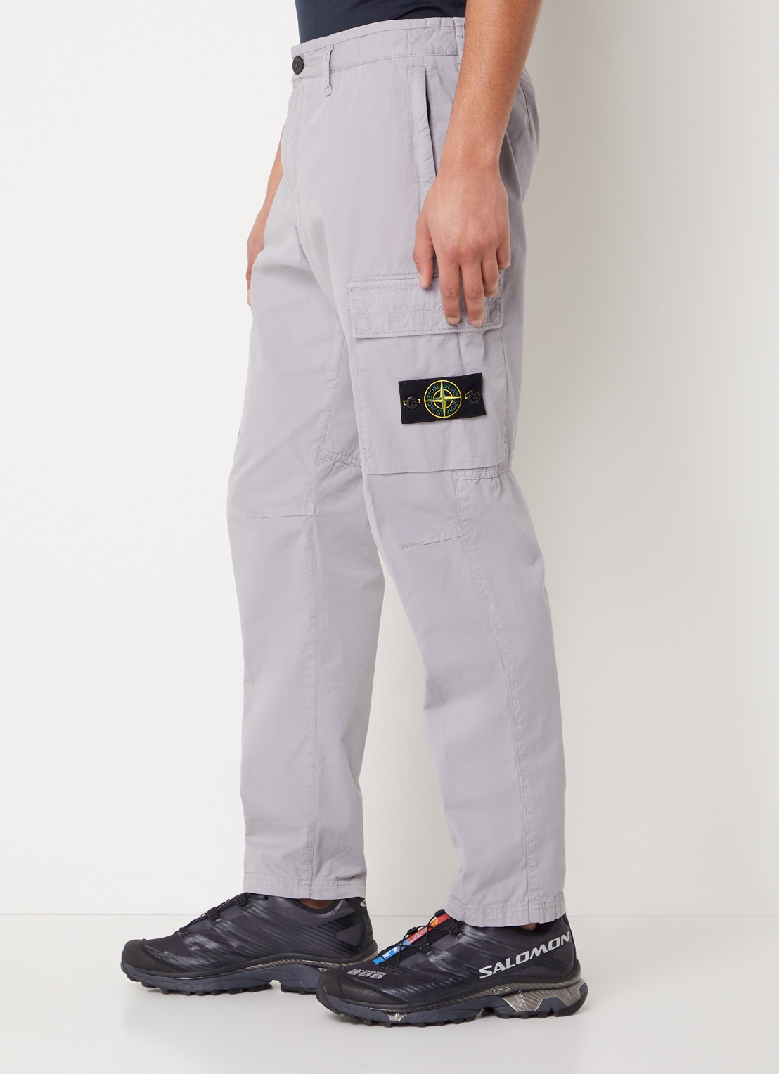 Stone Island 30410 tapered fit cargobroek met logo  - detail 2 lichtgrijs