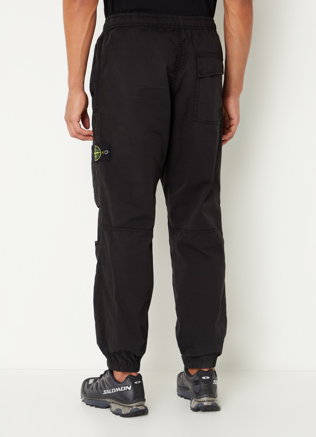 Stone Island 30510 tapered fit cargobroek met logo - achterkant zwart