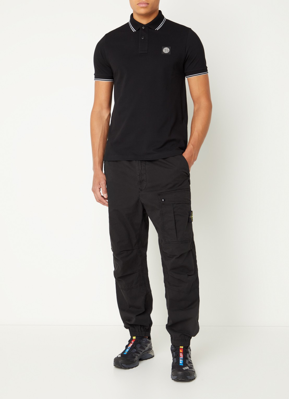 Stone Island 30510 tapered fit cargobroek met logo - voorkant 3 zwart