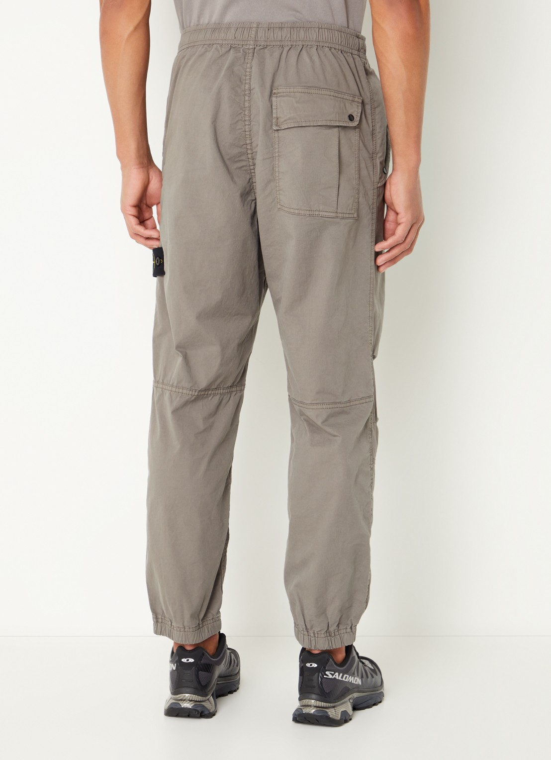 Stone Island 30510 tapered fit cargobroek met logo - achterkant lichtgrijs