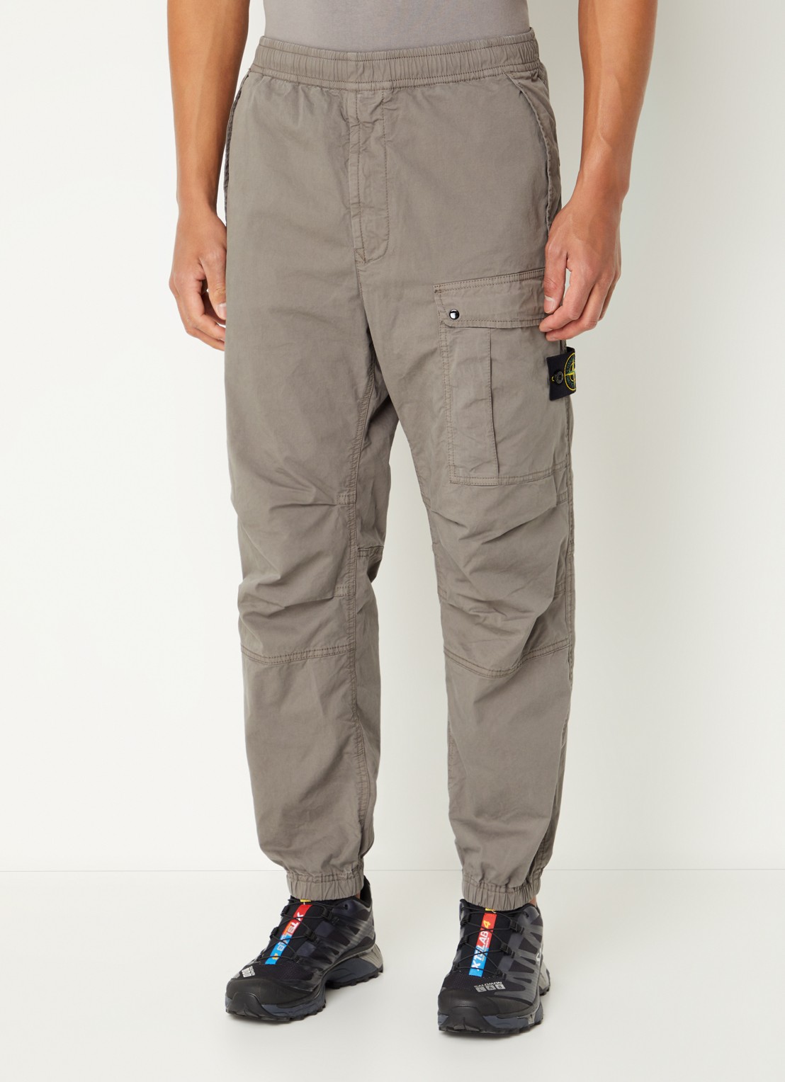 Stone Island 30510 tapered fit cargobroek met logo - detail 2 lichtgrijs