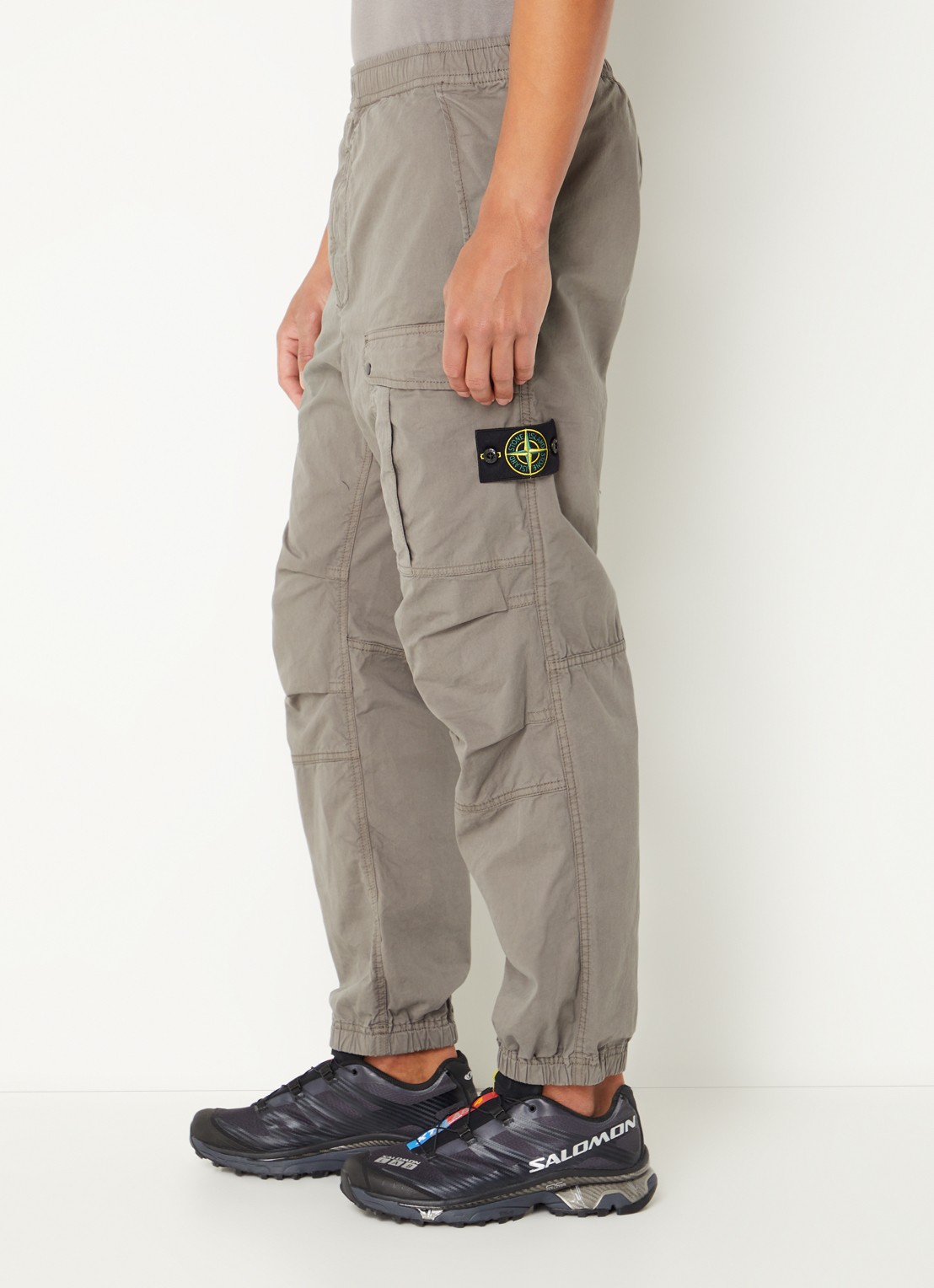 Stone Island 30510 tapered fit cargobroek met logo - detail 3 lichtgrijs