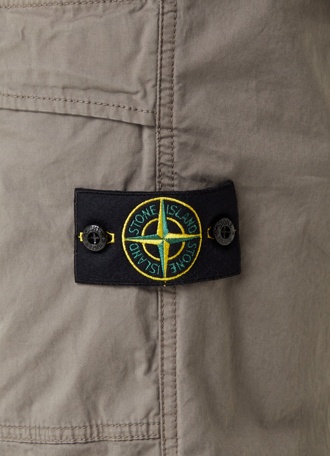 Stone Island 30510 tapered fit cargobroek met logo - detail 4 lichtgrijs