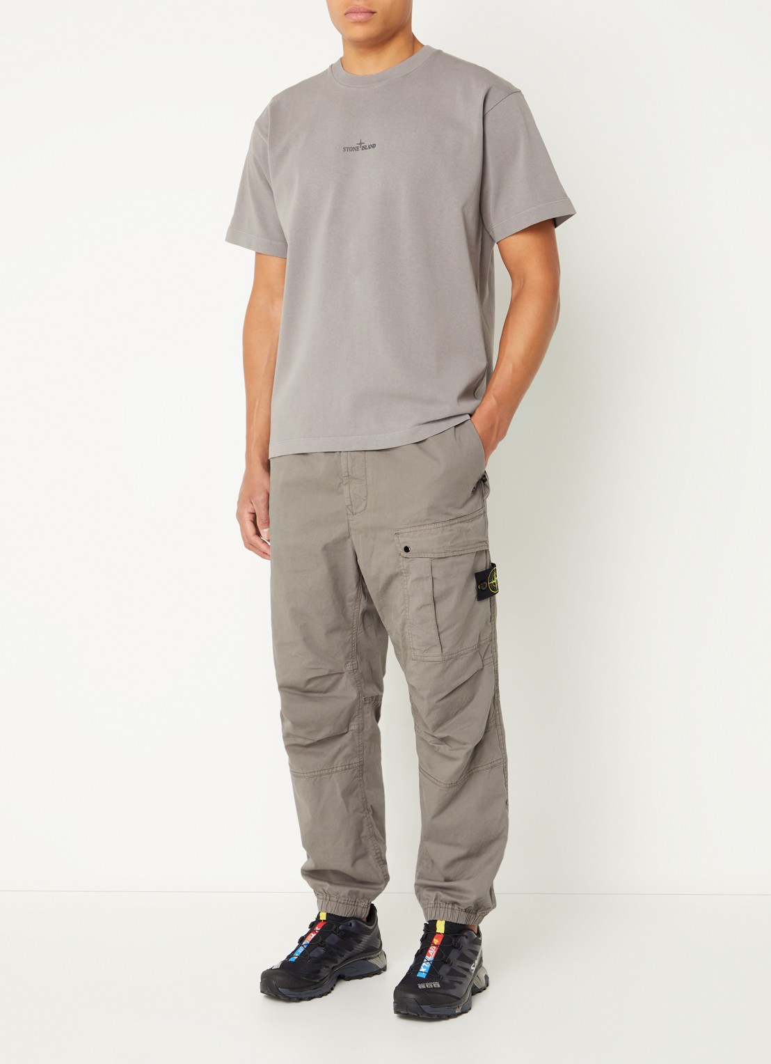 Stone Island 30510 tapered fit cargobroek met logo - voorkant 6 lichtgrijs
