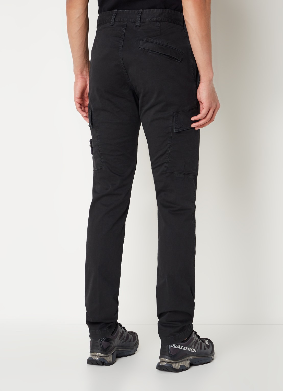 Stone Island 30604 skinny fit cargobroek met logo en klepzakken - achterkant 6 zwart