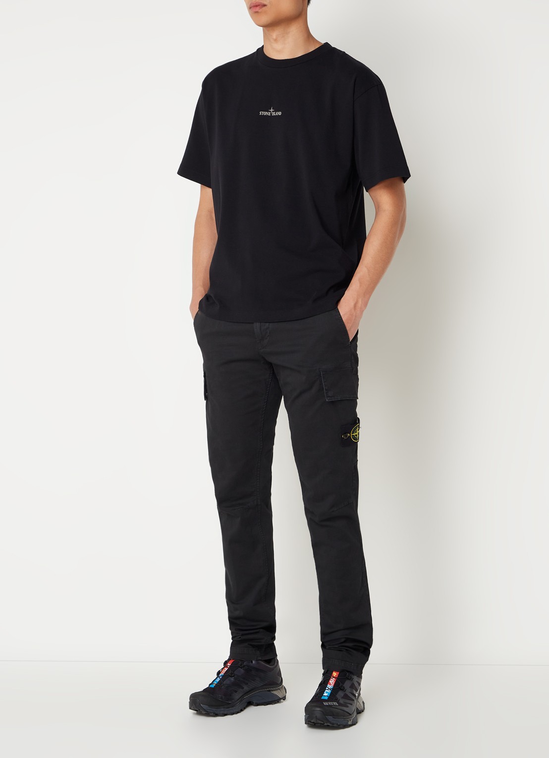 Stone Island 30604 skinny fit cargobroek met logo en klepzakken - voorkant 5 zwart
