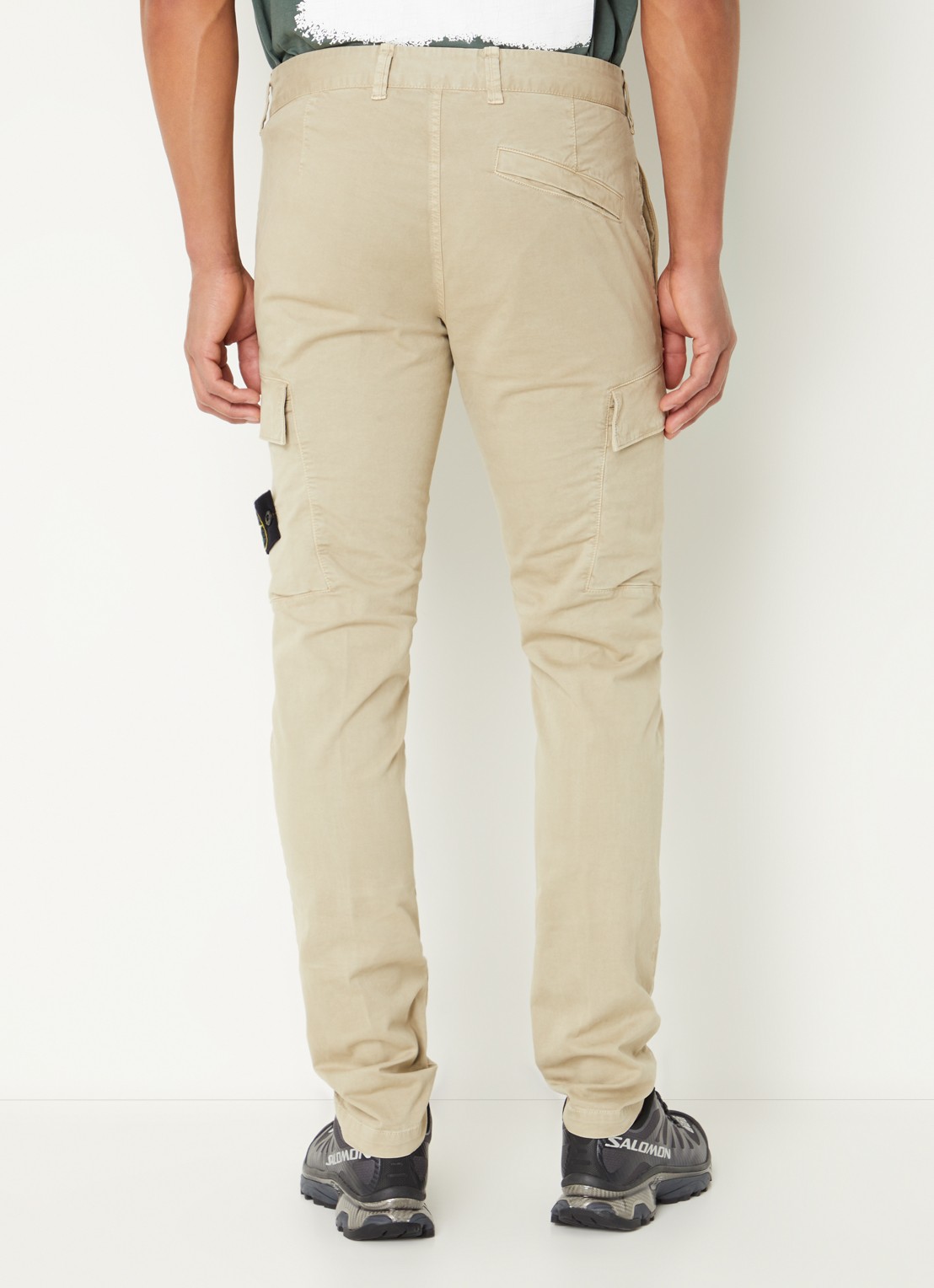 Stone Island 30604 skinny fit cargobroek met logo en klepzakken - achterkant 6 zand