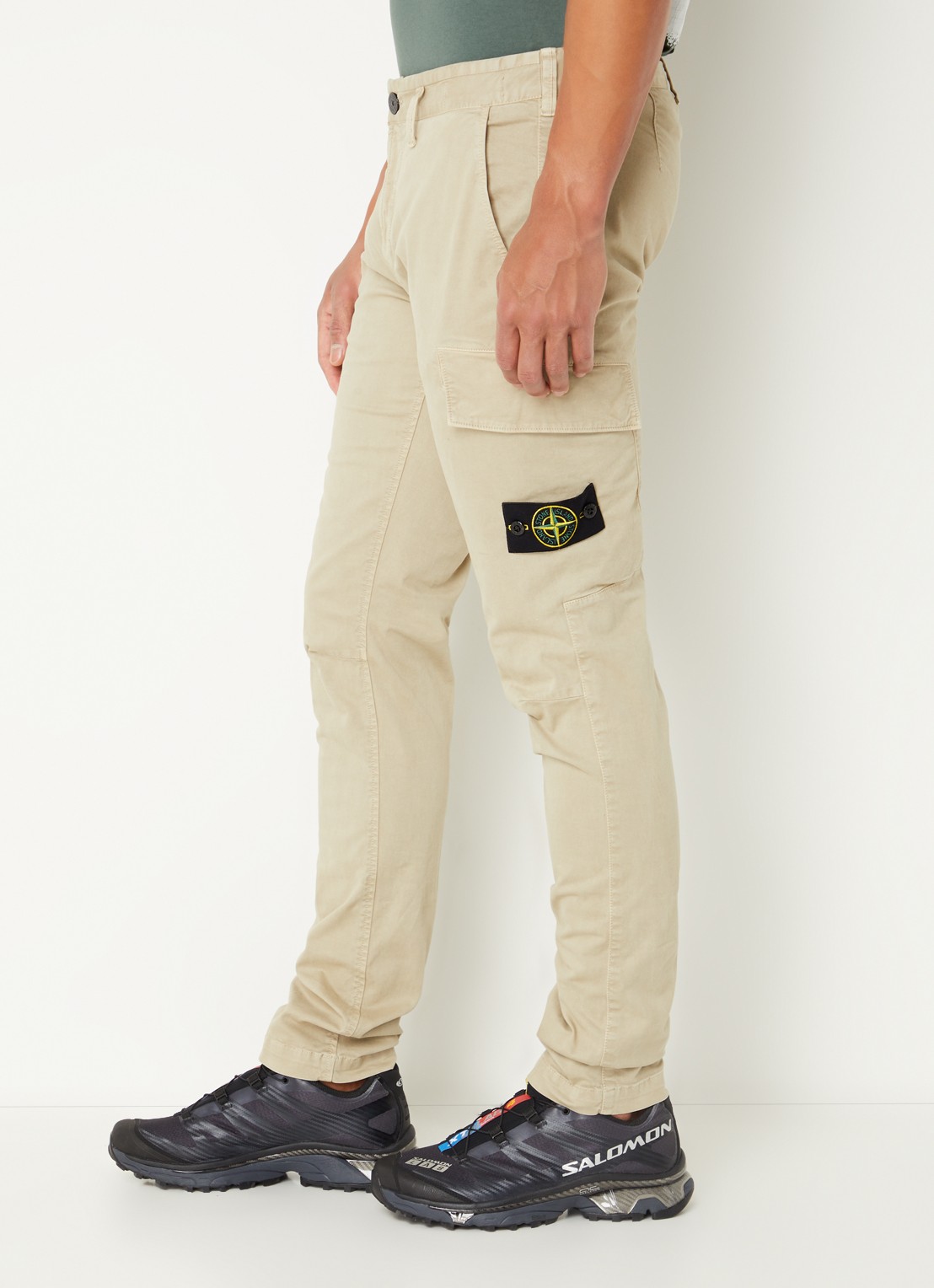 Stone Island 30604 skinny fit cargobroek met logo en klepzakken - detail 2 zand