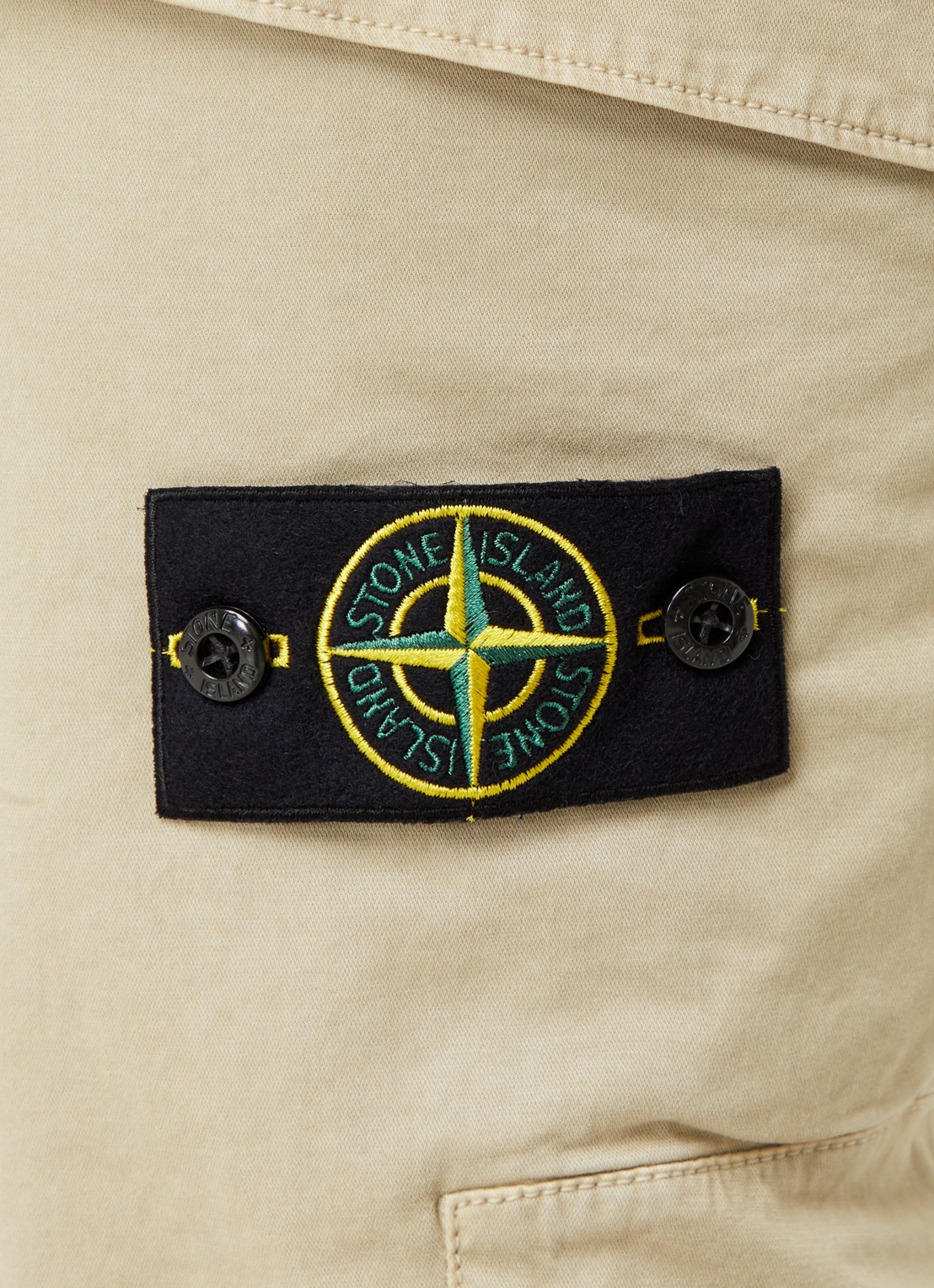 Stone Island 30604 skinny fit cargobroek met logo en klepzakken - detail 3 zand