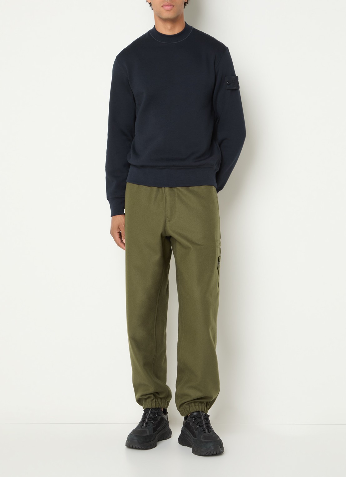 Stone Island 3100024 tapered fit cargobroek in scheerwolblend met klepzakken - voorkant 2 bronsgroen