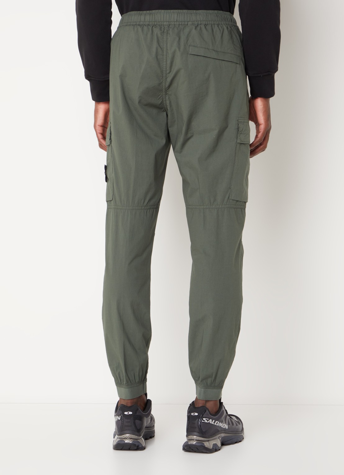 Stone Island 31303 tapered fit cropped cargobroek met steekzakken - achterkant legergroen