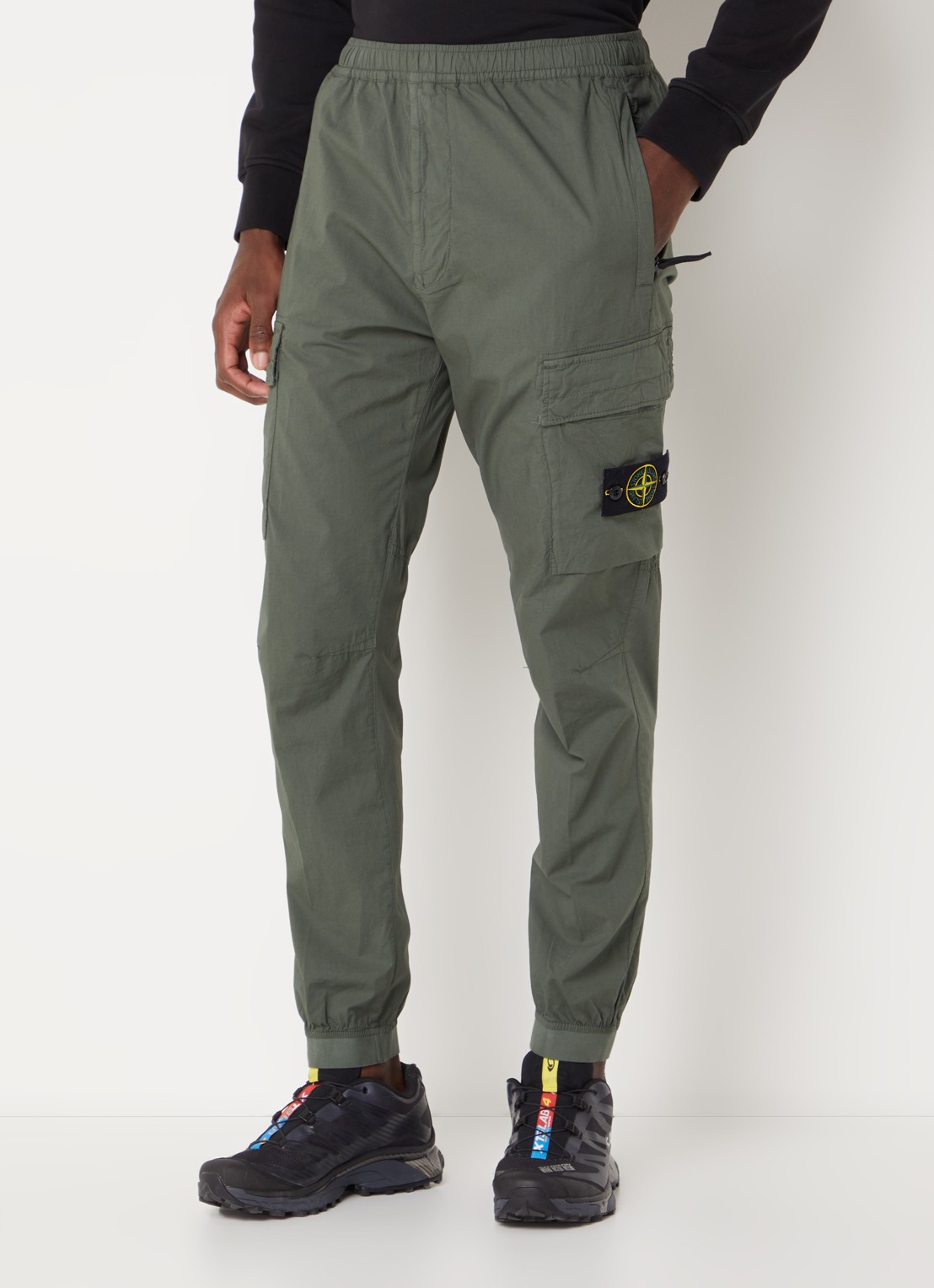 Stone Island 31303 tapered fit cropped cargobroek met steekzakken - detail 2 legergroen