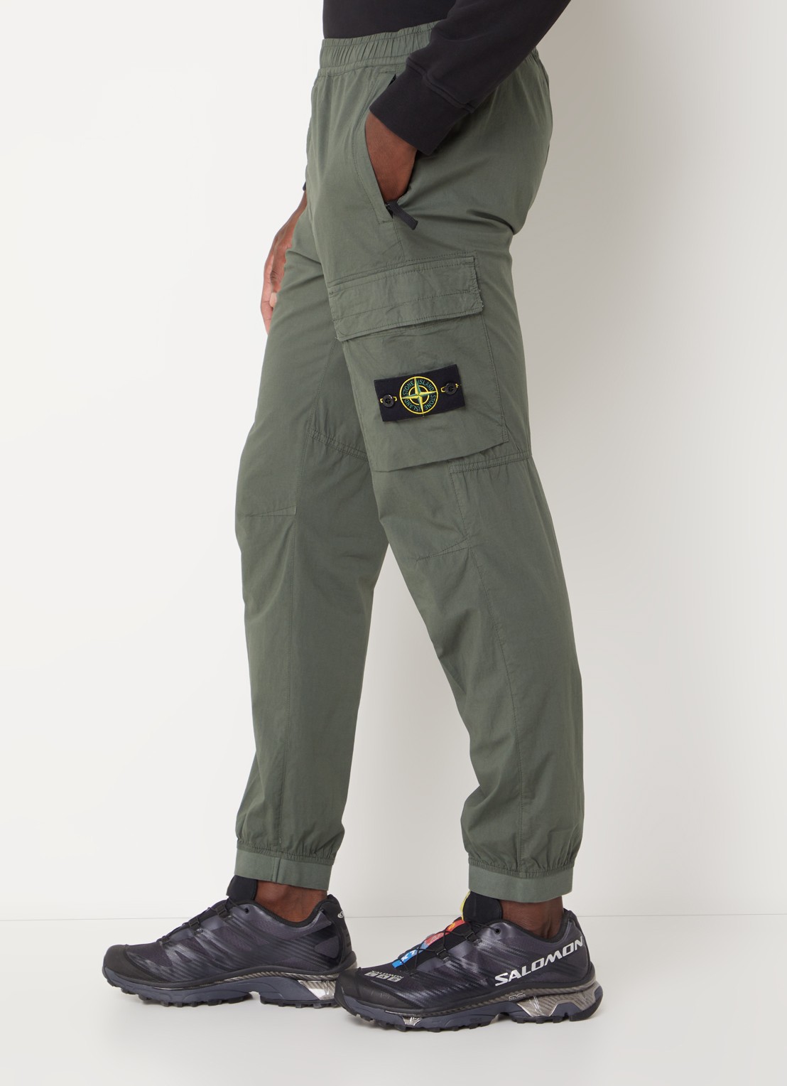 Stone Island 31303 tapered fit cropped cargobroek met steekzakken - detail 3 legergroen