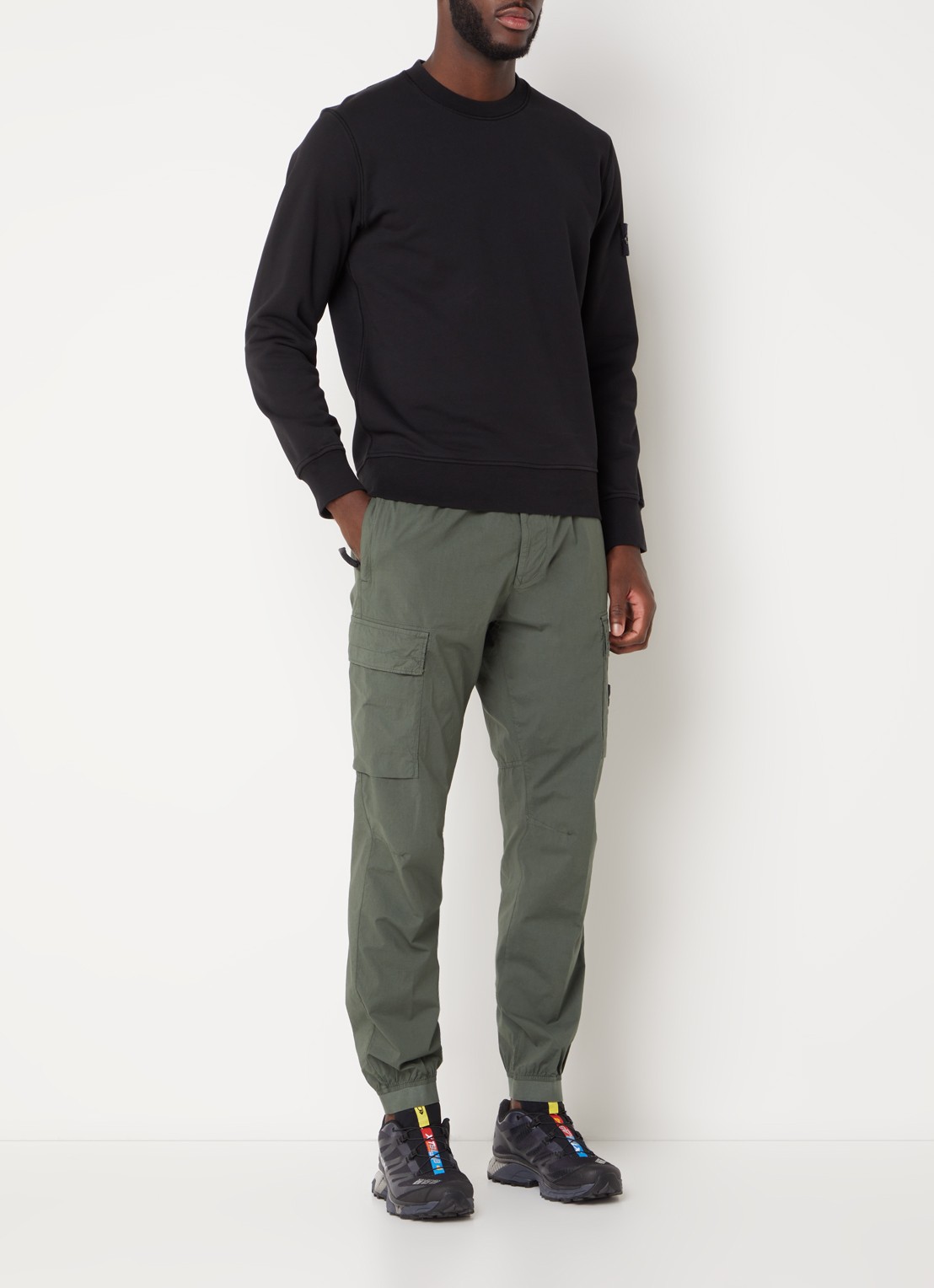 Stone Island 31303 tapered fit cropped cargobroek met steekzakken - voorkant 6 legergroen