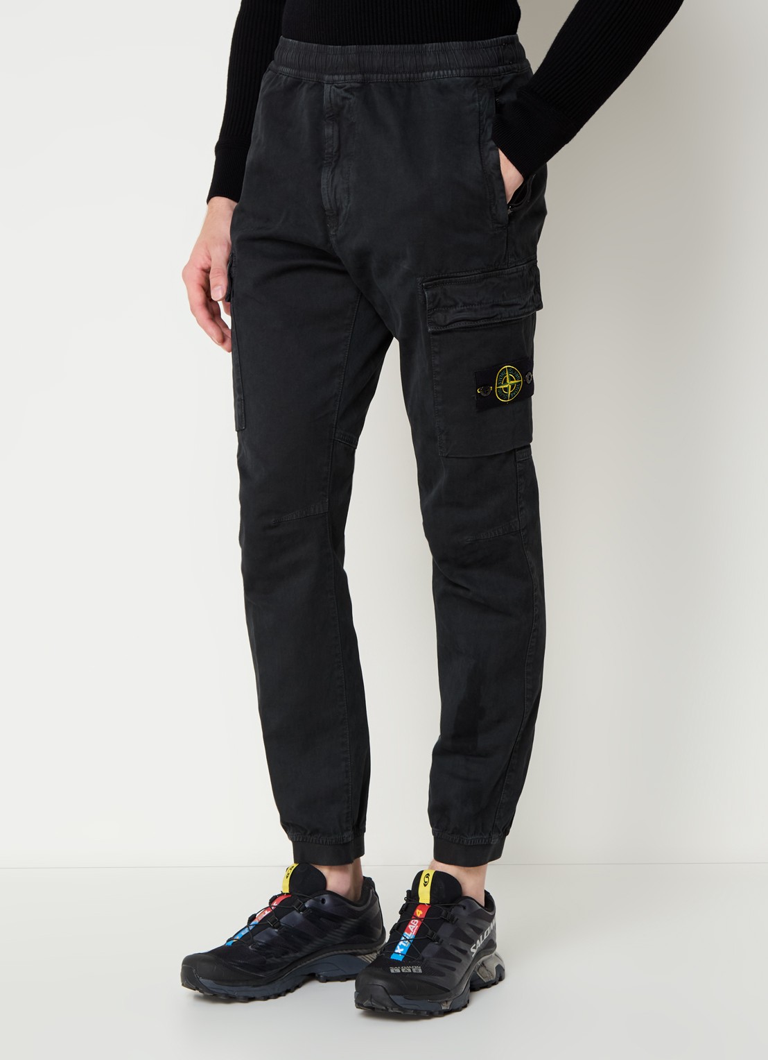 Stone Island 313L1 tapered fit cargobroek met logo - detail zwart
