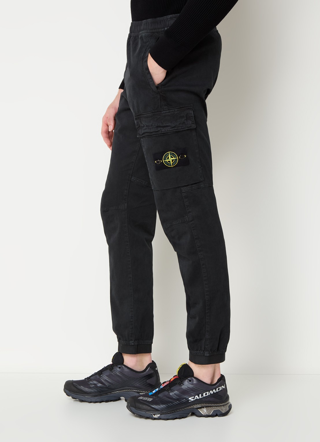 Stone Island 313L1 tapered fit cargobroek met logo - detail 2 zwart