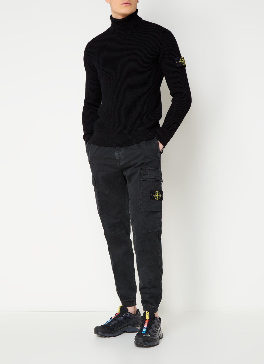 Stone Island 313L1 tapered fit cargobroek met logo - voorkant 5 zwart