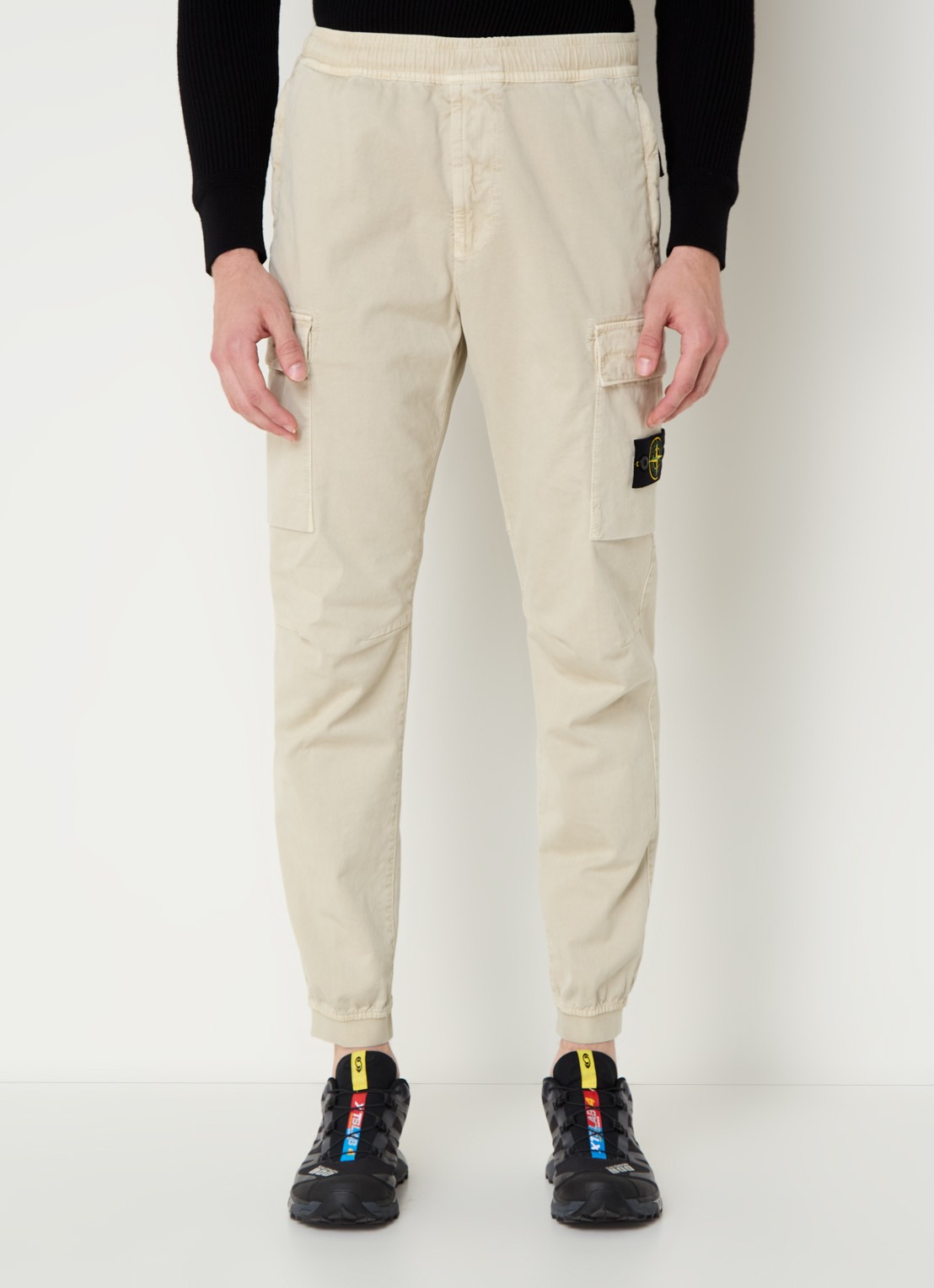 Stone Island 313L1 tapered fit cargobroek met logo - detail beige